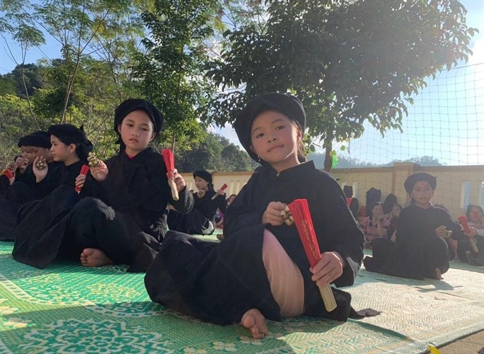 Em Nông Khánh Ngọc 9 tuổi là một trong những học viên nhỏ tuổi nhất tham gia lớp truyền dạy