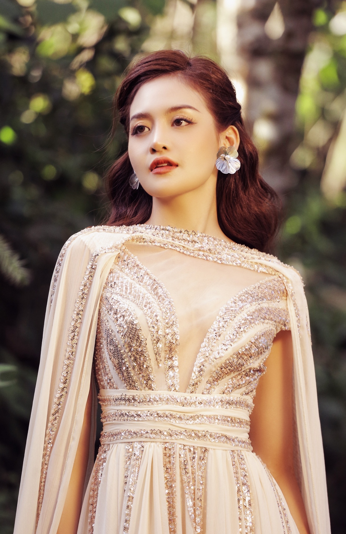 Diện các thiết kế dạ hội bó sát được đính kết cầu kỳ, Thùy Anh khoe trọn body thanh mảnh cùng nhan sắc rạng rỡ ở tuổi 28.