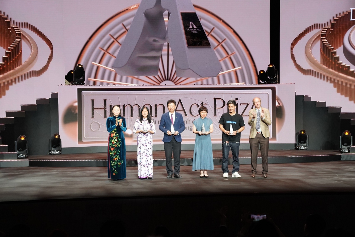 VNA được trao tặng giải thưởng Human Act Prize cho hạng mục Dự án Bền bỉ Cùng Sen Vàng kết nối yêu thương.