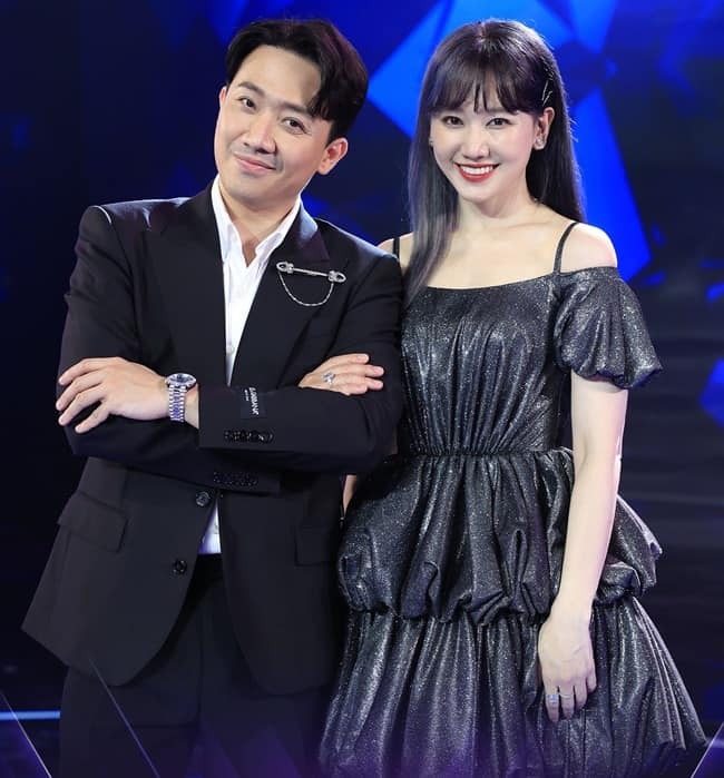 Mới đây, là khách mời trong chương trình Ảo thuật sắc đẹp, Hari Won gây chú ý khi tự ''bóc phốt'' bản thân. Cô cho biết mình hay bị ông xã Trấn Thành mắng vì không nhớ hết được những gì anh nói. Người đẹp cũng thừa nhận rằng cô không thông minh như mọi người nghĩ: "Nhiều người nghĩ tôi thông minh nhưng thật ra tôi không thông minh lắm. Thật sự, tôi đã kiểm tra rồi và IQ thấp hơn mức trung bình nữa. Tôi bị sốc và không thể chấp nhận được. Đến khi lớn, tôi kiểm tra thêm lần nữa và kết quả vẫn như cũ. Lúc này, tôi thừa nhận mình không thông minh, là ảo tưởng. Tôi mất đến 3 năm để giải thích với chồng rằng tôi không thông minh như anh nghĩ. Từ đó chồng tôi không bực nữa vì anh ấy hiểu khả năng của tôi chỉ đến vậy thôi", nữ ca sĩ tâm sự. (Theo: VTC News)