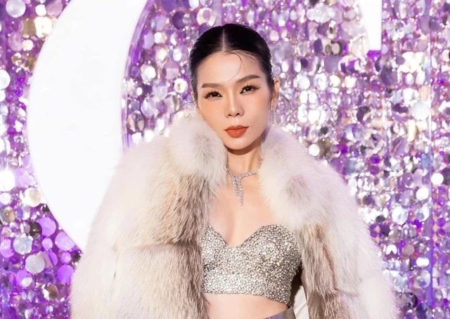 Trước những ý kiến trái chiều từ cộng đồng mạng liên quan đến kết quả vòng công diễn 3 của Chị đẹp đạp gió rẽ sóng, Lệ Quyên có những chia sẻ dài trên trang cá nhân. Cô cho rằng chương trình là một cuộc vui, đồng thời ẩn ý về chuyện bị chơi xấu. “Cưng ngủ có ngon không khi quay cuồng diễn trò? Cả một chiến lược được người trong cuộc cùng tính toán, rào trước đón sau vì cưng biết hết thì chặt chẽ quá rồi”, Lệ Quyên chia sẻ. Sau bài đăng của mình, Lệ Quyên mong muốn “khép lại tất cả”. Nữ ca sĩ chia sẻ ngay cả lúc sóng gió nhất cuộc đời, chưa từng ai thấy cô khóc. Giọng ca Giấc mơ có thật bộc bạch thêm: “Nhưng mọi người sẽ thấy tôi khóc như một đứa trẻ bởi niềm tin vụn nát trong lòng ở cuộc chơi này. Thôi tôi lỡ ở đây rồi, cứ lợi dụng đi nếu ai đó cần nha. Tàn khốc quá, điều tôi không hình dung ra được, giá như không có điều này thì cuộc vui thật sự trọn vẹn lắm”. (Theo: Thanh Niên)