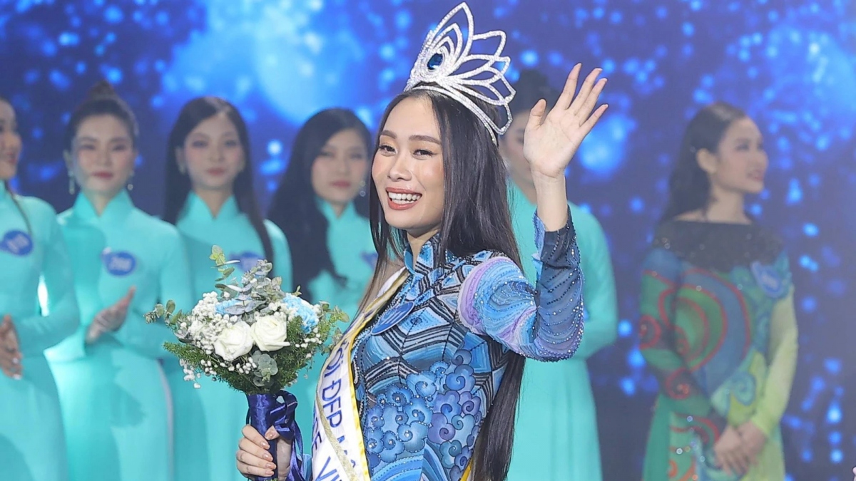 Vấn đề tranh chấp tên gọi Hoa hậu Hòa bình Việt Nam giữa hai cuộc thi Miss Grand Vietnam và Miss Peace Vietnam nảy sinh từ năm 2022 tuy nhiên đến nay lại tiếp tục tranh chấp. Trong đơn kiện, Công ty TNHH Thương mại và Dịch vụ Minh Khang Việt Nam yêu cầu phía Công ty cổ phần Quảng cáo Thương mại Sen Vàng và bà Phạm Thị Kim Dung chấm dứt hành vi xâm phạm, cụ thể là chấm dứt sử dụng nhãn hiệu “Hoa hậu Hòa bình" trên các phương tiện kinh doanh; Xóa bỏ nhãn hiệu “Hoa hậu Hòa bình Việt Nam" đã gắn trên các cơ sở và phương tiện kinh doanh như poster, website…
Bà Thùy Dương - đại diện Công ty TNHH Thương mại và Dịch vụ Minh Khang Việt Nam nói vụ việc bị tranh chấp thời gian dài khiến Công ty TNHH Thương mại và Dịch vụ Minh Khang Việt Nam ảnh hưởng lớn. “Cuộc thi của chúng tôi đang bị một số đối tượng đưa các thông tin không chính xác, những người tham gia cũng bị tấn công. Cũng may mắn những người thực hiện chương trình và thí sinh cũng hiểu nên không bị ảnh hưởng nhiều về tư tưởng. Nhưng ngoài danh dự, uy tín thì chúng tôi còn bị thiệt hại về kinh tế", bà Thùy Dương cho biết, đồng thời khẳng định sẽ theo đuổi vụ kiện đến cùng. (Nguồn: Thanh niên)