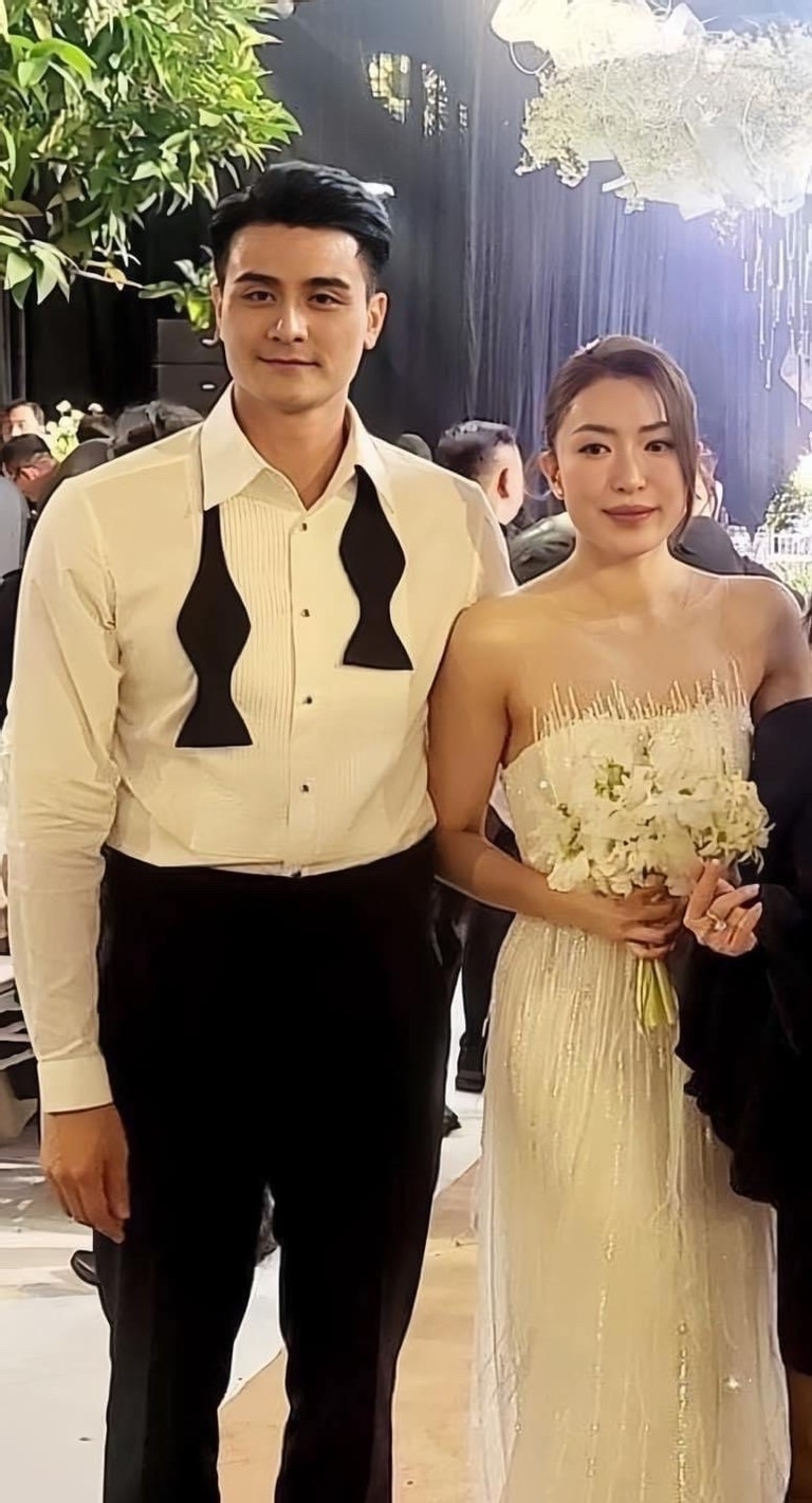 Sáng 4/12, mạng xã hội xuất hiện hình ảnh hôn lễ của Vĩnh Thuỵ và bà xã tại Đà Lạt. Hôn lễ được diễn ra riêng tư, kín đáo trước sự chứng kiến gia đình, bạn bè thân thiết với cặp đôi. Trước đó, Vĩnh Thuỵ đã tổ chức đám cưới với bạn gái vào 3/10 tại TP.HCM. Không gian của lễ vu quy được trang trí hoa tươi, tạo nên bức tranh lãng mạn cùng dàn phù dâu, phù rể mặc áo dài hồng. Theo một số nguồn tin, bạn gái của Vĩnh Thụy không hoạt động showbiz, có ngoại hình xinh đẹp và là con gái của một doanh nhân ngành bất động sản nổi tiếng ở Đà Lạt. Cô từng du học tại Singapore. Dịp Tết Nguyên đán 2021, Vĩnh Thụy gặp gỡ gia đình bạn gái. (Theo: Vietnamnet)