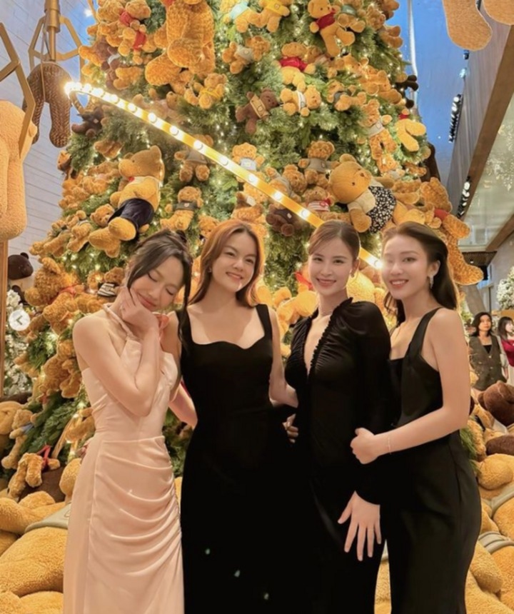 Mới đây, Đông Nhi chia sẻ hình ảnh dự đám cưới của nữ diễn viên Diễm My 9x. Loạt ảnh thu hút sự chú ý của cộng đồng mạng khi có sự xuất hiện của diễn viên Diệu Nhi. Cả hai tạo dáng thân thiết, vui vẻ cùng ca sĩ Phạm Quỳnh Anh, diễn viên Khả Ngân. Đây là lần hiếm hoi Diệu Nhi và Đông Nhi chụp chung khung hình. Trước đó, cả hai từng vướng tin đồn rạn nứt tình cảm vì Đông Nhi không tham gia đám cưới của Diệu Nhi - Anh Tú mà dự hôn lễ của bạn thân Liêu Hà Trinh. Nữ ca sĩ còn bị chỉ trích là thiếu tinh tế khi gửi lời chúc mừng Diệu Nhi bằng một bài viết trên mạng xã hội. (Theo: VTC News)