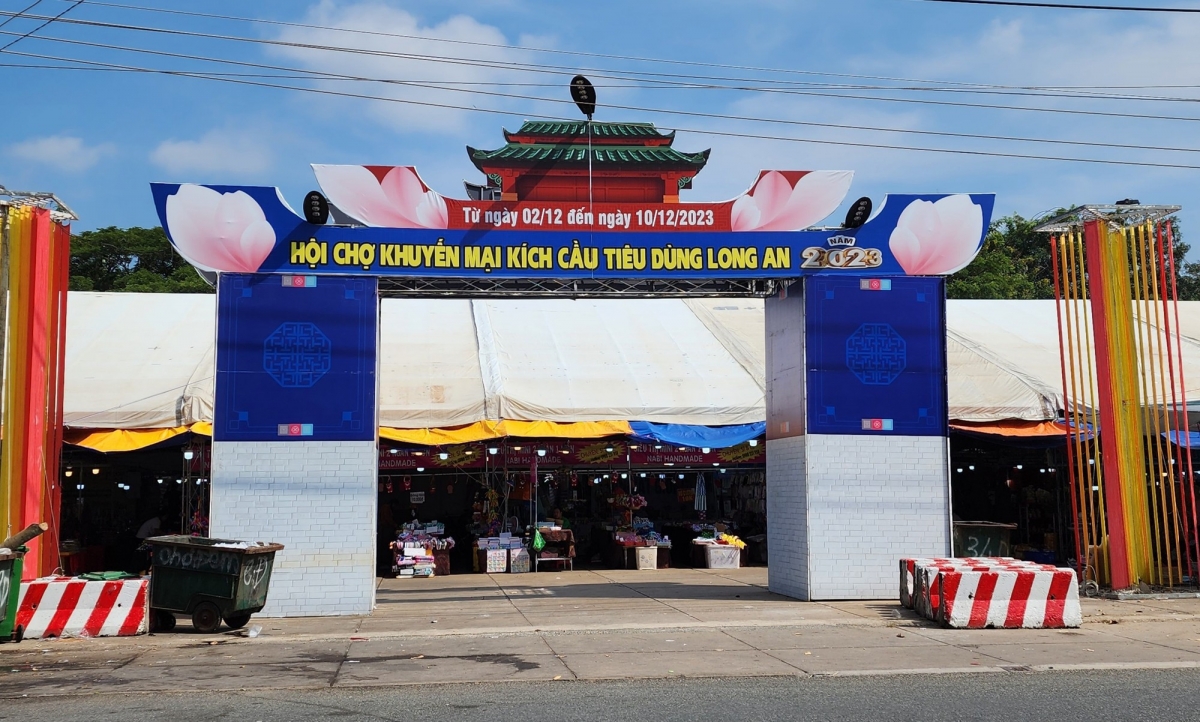 Liên quan ồn ào xung quanh thông tin nghệ sĩ cải lương Kim Tử Long (tên thật là Hoàng Kim Long) tố bị dọa đánh, đại diện Sở Công thương Long An cho biết đã nắm được thông tin vụ việc và đang phối hợp với các cơ quan chức năng xử lý làm rõ. Bước đầu, cơ quan chức năng xác định, người đàn ông tự nhận "người của Sở Văn hóa Thông tin tỉnh Long An" là chủ một gian hàng lô tô hoạt động trong khuôn khổ Hội chợ khuyến mại kích cầu tiêu dùng và ở gần gian hàng của Công ty Yến Sào Hưng Phong. Đại diện Sở VH-TT-DL tỉnh Long An cũng khẳng định Công ty TNHH Yến Sào Hưng Phong mời nghệ sĩ chuyên nghiệp như ông Kim Tử Long đến biểu diễn phải xin cấp phép theo quy định pháp luật nhưng doanh nghiệp này đã không thực hiện việc đó. Sở sẽ mời đại diện doanh nghiệp và nghệ sĩ Kim Tử Long đến để làm rõ vụ việc. (Nguồn: Thanh Niên)