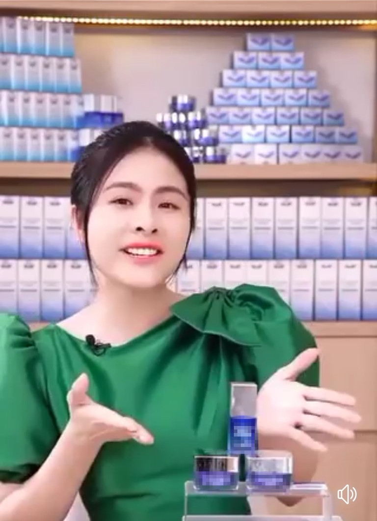 Bài đăng quảng bá cho một loại mỹ phẩm làm trắng da đã biến mất khỏi trang cá nhân của Vân Trang sau khi nhiều khán giả phản ứng gay gắt. Nhiều khán giả không hài lòng, chỉ trích nữ diễn viên: "Sản phẩm nào cũng quảng cáo kiểu dùng mấy phút da bật tông, tốt lắm, kem thần hay sao ấy", "Không có mỹ phẩm nào đàng hoàng mà thoa 1 lần bật trắng 5 tông hết, cẩn thận những chất bên trong nó"...  Nhiều khán giả không hài lòng, chỉ trích nữ diễn viên: "Sản phẩm nào cũng quảng cáo kiểu dùng mấy phút da bật tông, tốt lắm, kem thần hay sao ấy", "Không có mỹ phẩm nào đàng hoàng mà thoa 1 lần bật trắng 5 tông hết, cẩn thận những chất bên trong nó"... Bên cạnh đó, bức ảnh Vân Trang đăng cũng bị phát hiện là sản phẩm của công nghệ chỉnh sửa ảnh, không phải cô trải nghiệm sử dụng thật. Nhận nhiều chỉ trích, nữ diễn viên âm thầm xóa bài đăng nhưng không giải thích gì thêm. (Nguồn: Vietnamnet)