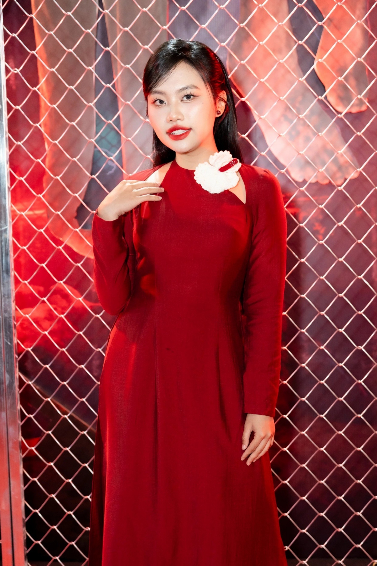 Tối 20/12, Phương Mỹ Chi cùng dàn sao Việt như Lý Nhã Kỳ, Trương Quỳnh Anh, Lan Khuê... 'đổ bộ' thảm đỏ phim điện ảnh Quỷ cẩu của nhà sản xuất Võ Thanh Hòa. Phương Mỹ Chi xuất hiện rạng rỡ với áo dài đỏ với thần sắc tươi tắn. Vừa qua, Phương Mỹ chi nhận được tin vui khi ca khúc "Vũ trụ có anh" góp mặt trong danh sách 40 nghệ sĩ và bài hát thịnh hành của Best Of 2023. (Nguồn: Thanh Niên)