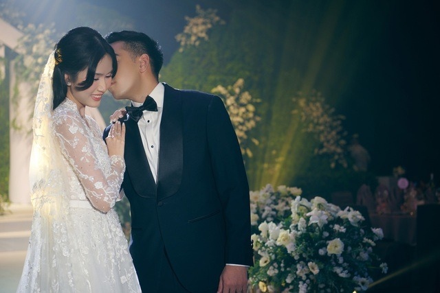 Á hậu Phương Anh được doanh nhân Đức Hồ cầu hôn vào tháng 4. Lễ cưới của họ diễn ra sau đó 5 tháng. Trong ngày trọng đại, Á hậu Phương Anh diện chiếc đầm cưới trắng tinh khôi, xuất hiện vô cùng lộng lẫy và xinh đẹp. Sánh đôi bên nàng Á hậu là chú rể Đắc Đức với vẻ ngoài vô cùng lịch lãm.