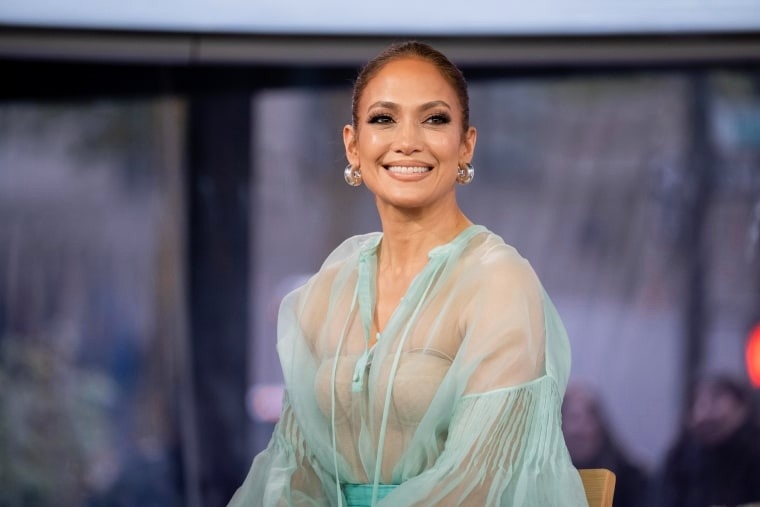 Jennifer Lopez cho biết phụ nữ sẽ quyến rũ hơn khi già đi và với cô, ranh giới về tuổi tác không tồn tại. 