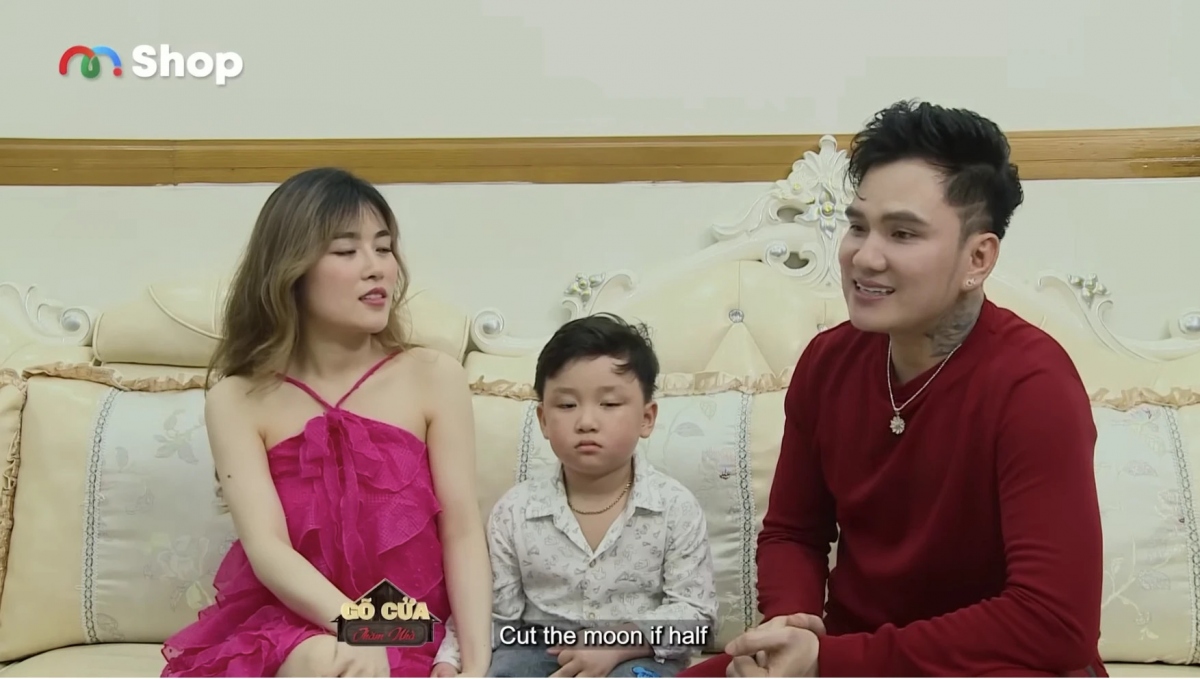 Tại chương trình Gõ cửa thăm nhà, ca sĩ Lâm Chấn Huy tiết lộ những câu chuyện bất ngờ về quá khứ của mình cũng như cuộc hôn nhân với Thu Hương. Vợ Lâm Chấn Huy tiết lộ cô từng đọc nhiều tin nhắn bày tỏ tình cảm của các fan nữ, thậm chí có người muốn trao thân cho chồng. Lúc đầu khi đọc những tin nhắn đó, cô không vui, bực bội, nghĩ chồng mình phải có gì đó thì người ta mới nhắn vậy. Tuy nhiên, khi tìm hiểu kỹ, Thu Hương nhận ra tin nhắn chỉ một chiều và chồng không trả lời. Cô nói thêm: "Anh Huy là người rất thật thà, khi đụng chuyện thì anh sẵn sàng đưa điện thoại cho tôi kiểm tra. Anh ấy chỉ nói ngắn gọn: Vợ phải tin ở chồng chứ, của vợ thì mãi mãi là của vợ". (Nguồn: Thanh niên)