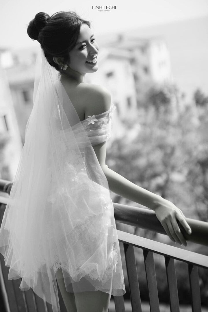 Nữ diễn viên Ngọc Huyền - vai em út tên Vân Vân "ba chấm" của phim Thương ngày nắng về vừa chia sẻ hình ảnh cô diện trang phục cô dâu, nở nụ cười rạng rỡ. Theo xác nhận từ bạn thân của Ngọc Huyền, nữ diễn viên sẽ lên xe hoa vào tháng 1/2024. Nữ diễn viên không muốn chia sẻ thông tin của chồng sắp cưới vì muốn giữ sự riêng tư cho anh. (Theo: VTC News)