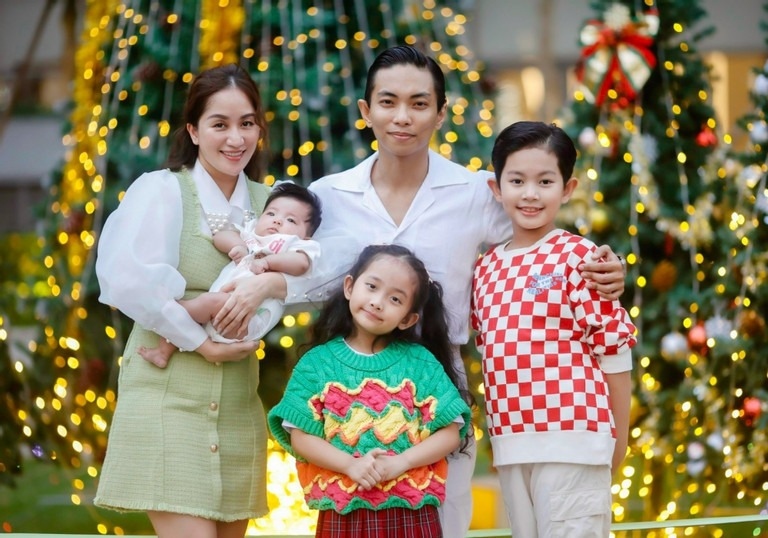 Khánh Thi bị trầm cảm sau khi sinh con thứ 3 khiến tâm lý bất ổn. Cô được ông xã Phan Hiển bên cạnh động viên, làm điểm tựa vượt qua giai đoạn khó khăn. (Theo: Vietnamnet)