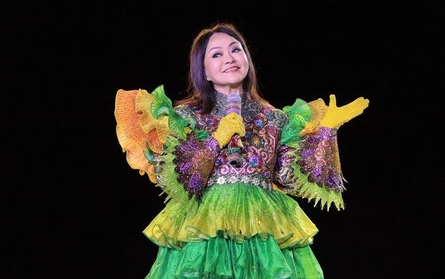 Tối 16.12, trong live concert của Ca sĩ mặt nạ, danh ca Hương Lan lộ diện phía sau hình tượng Cú Tây Bắc. Trên sân khấu, nữ nghệ sĩ trình diễn ca khúc gắn liền với tên tuổi của mình, đồng thời chia sẻ về hành trình tham gia chương trình. Hương Lan gửi lời cảm ơn khán giả đã yêu mến, ủng hộ bà trong chặng đường 60 năm làm nghệ thuật.
Nữ danh ca gây bất ngờ khi tiết lộ thêm: “Hương Lan nghĩ rằng đã đến lúc mình phải chuẩn bị gác lại những chương trình không thể đi hát được vì lớn tuổi rồi. Tôi sẽ làm một kênh YouTube”, cô nói.
“Hương Lan cũng sẽ làm một đêm diễn giã từ sân khấu nhưng không phải giải nghệ đâu nha. Hương Lan vẫn hát, nhưng là hát YouTube của mình, hát trong những chương trình từ thiện. Thỉnh thoảng, tôi cũng sẽ quay hình những chương trình nào thật ý nghĩa”, giọng ca Lòng mẹ nói thêm. (Nguồn: Thanh niên)
