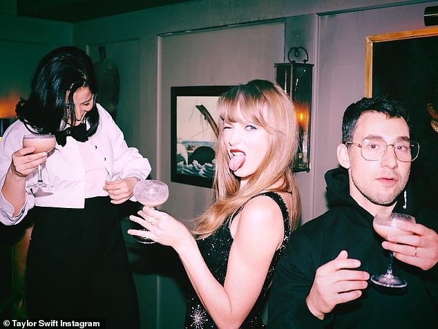 Trước đó, Taylor Swift đã dành thời gian riêng đi ăn tối với cô bạn thân Selena Gomez ở New York hôm 12/12, một ngày trước khi nữ ca sĩ đón tuổi 34.