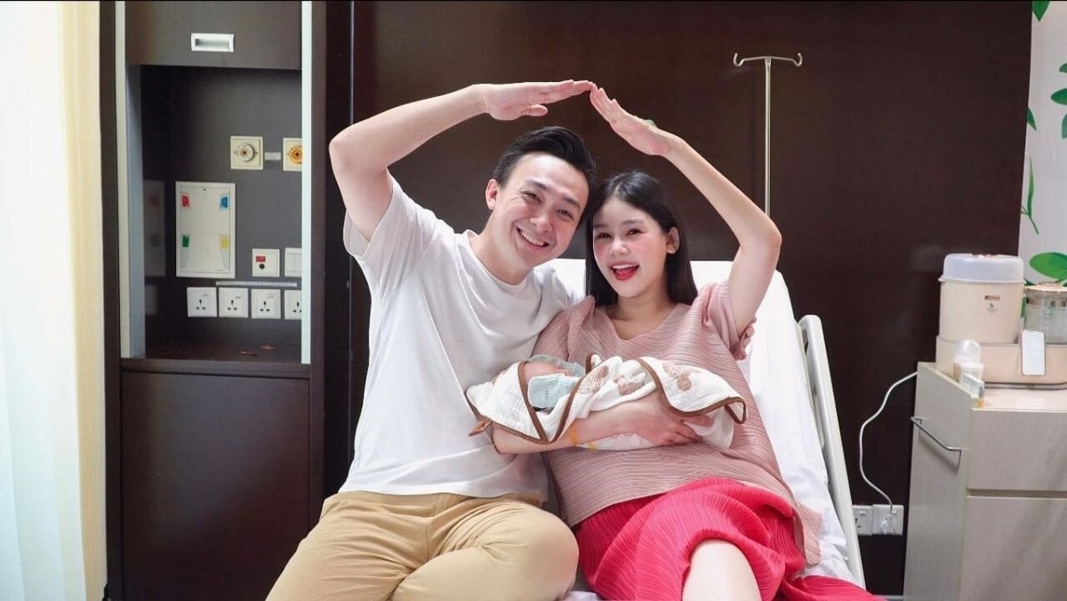 Lê Âu Ngân Anh hạnh phúc thông báo đã sinh con đầu lòng sau hơn 1 năm lấy chồng. "Từ khoảnh khắc sau khi bác sĩ thông báo “con ra rồi” và được nghe thấy tiếng khóc của con để ba má thở phào là TiNo vẫn bình an, khỏe mạnh, đến giây phút được da kề da để ba má có những gắn kết hiện hữu đầu tiên với con. Ba má hiểu rằng từ lúc này cuộc sống của mình đã bước sang một cột mốc mới, đầy ý nghĩa, nhiều hạnh phúc và cũng nhiều sự lo toan, trách nhiệm hơn. Cảm ơn bé bi đã đến với cả nhà, như một món quà vô giá", cô viết. (Theo: VTC News)
