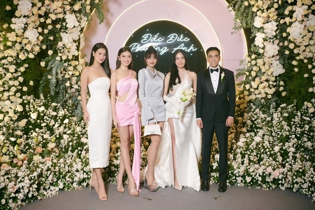 Bên cạnh gia đình, chung vui cùng với Á hậu Phương Anh trong ngày trọng đại là đông đảo dàn Hoa hậu, Á hậu Việt Nam cùng nhiều nghệ sĩ khách mời khác như siêu mẫu Minh Triệu, MC Khánh Vy, MC Nguyên Khang, ca sĩ Erik...