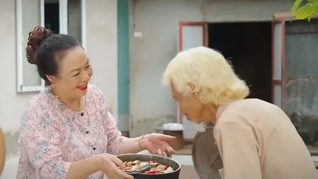 Nhân vật của NSƯT Thanh Quý (bà Giàu) trong phim giờ vàng "Không ngại cưới, chỉ cần một lý do" không xuất hiện nhiều nhưng chiếm thiện cảm của khán giả. 
Ở quê, vì cùng bị nhiễm COVID-19 nên bố con cụ Mão mời bà Giàu (NSƯT Thanh Quý) ở lại nhà mình để tiện chăm sóc cho nhau. Trong suốt mấy ngày ở cùng bố con cụ Mão, bà Giàu phân tích đúng sai về cách cư xử của mọi người trong chuyện tình cảm của Đông - Huyền (Quỳnh Lương). Phân đoạn của NSƯT Thanh Quý và nghệ sĩ Thanh Bình hút cả chục nghìn lượt yêu thích trên Facebook. (Nguồn: Tiền phong)