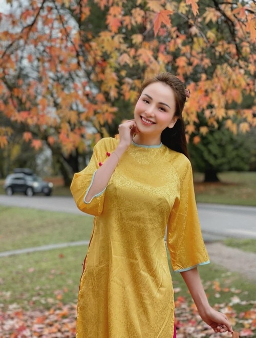 Những năm gần đây, Hoa hậu Diễm Hương ít xuất hiện tại các sự kiện giải trí. Tháng 10/2023, cô bất ngờ quyết định sang Canada lập nghiệp ở tuổi 33. Người đẹp tập trung làm nghề phun xăm, kinh doanh online để kiếm tiền nuôi con và tìm kiếm một tương lai tốt hơn. Diễm Hương cho biết cuộc sống ở Canada khá ổn định. Mọi thứ diễn ra như kế hoạch cô dự định từ trước. Cô nói: "Nhiều người nghĩ tôi chọn sang Mỹ định cư thay vì Canada. Ban đầu, Mỹ là nơi tôi dự định vì có gia đình, con trai tôi cũng quốc tịch Mỹ. Tuy nhiên, đến Canada do cái duyên, tôi chọn trải nghiệm sống ở đây. Tôi phải học hỏi nhiều thứ từ ngôn ngữ, văn hoá đến luật lệ. Tôi tạm gác những gì mình đã có ở Việt Nam để thích nghi với cuộc sống mới". (Theo: Vietnamnet)