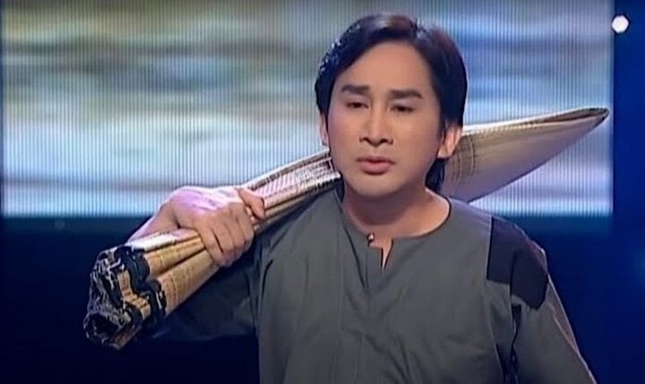 Mới đây khi xuất hiện trong chương trình Có hẹn cùng thanh xuân, NSƯT Kim Tử Long tiết lộ việc anh từng kiếm đủ tiền mua nhà nhờ hát một bài hát. Theo lời Kim Tử Long, ca khúc giúp anh kiếm đủ tiền mua nhà chính là Tình anh bán chiếu. Đây là bài ca vọng cổ khá nổi tiếng, là sáng tác của NSND Viễn Châu. Ngay khi nghệ sĩ Út Trà Ôn đưa ca khúc này tiếp cận khán giả, Tình anh bán chiếu đã nổi tiếng. (Theo: VTC News)