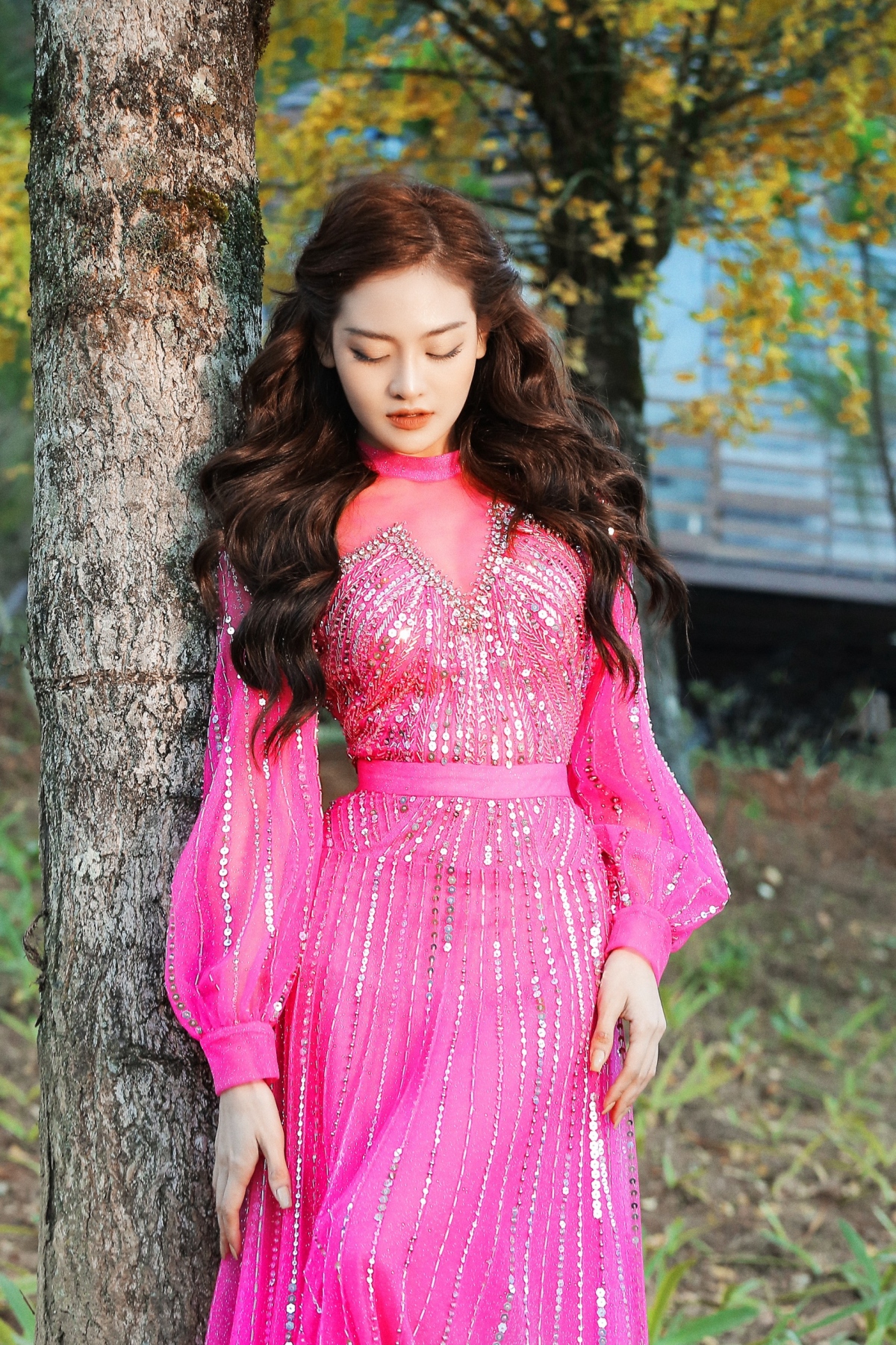 Vào vai cô gái sắc sảo, sành điệu trên phim "Chúng ta của 8 năm sau", ngoài đời Thùy Anh cũng vừa biến hoá với vai trò nàng thơ trong show thời trang mới của nhà thiết kế Hà Duy.