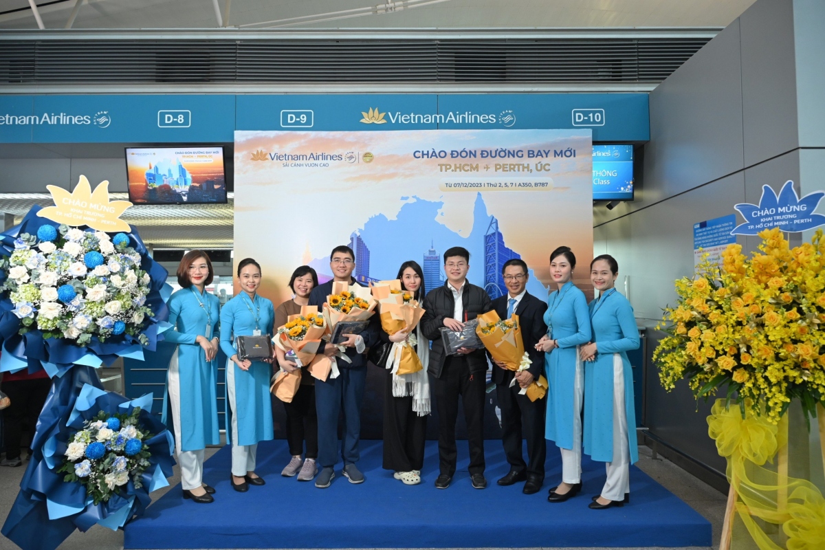 Các hành khách đi chuyến bay VN791 nhận hoa và quà lưu niệm của Vietnam Airlines