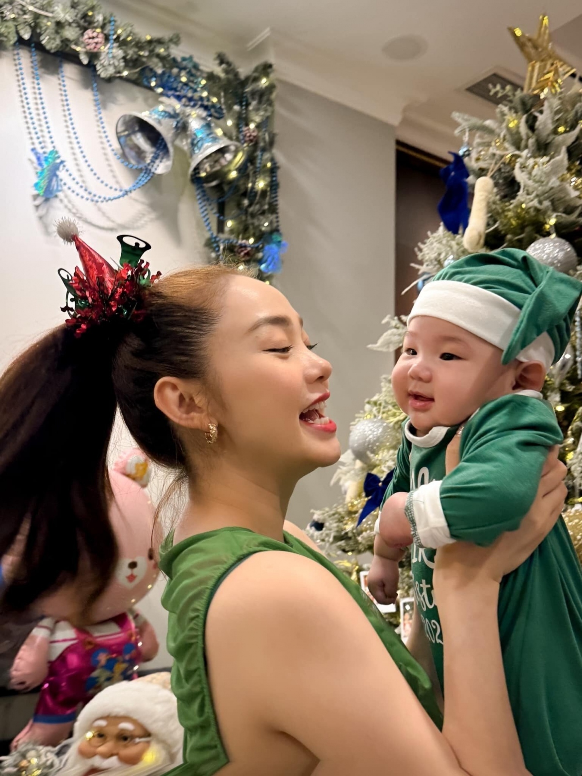 Chia sẻ khoảnh khắc đón Giáng sinh bên gia đình, Minh Hằng lần đầu để lộ rõ mặt con trai đáng yêu. Nữ diễn viên gọi con trai là "ông già Noel mini cho mẹ hạnh phúc từng phút giây". Minh Hằng sinh con trai đầu lòng cuối tháng 8/2023, sau hơn một năm kết hôn với chồng doanh nhân. Từ đó đến nay, cô thỉnh thoảng khoe hình con với góc chụp nghiêng, che kín mặt. (Theo: VTC News)