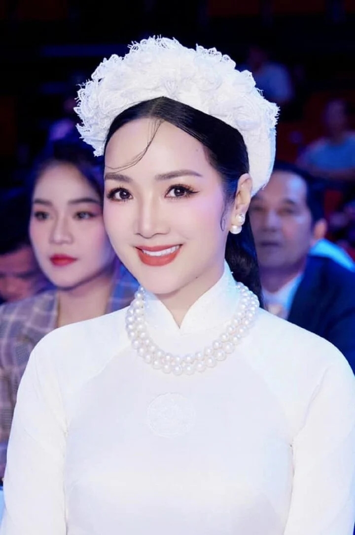 Mới đây Hoa hậu Đền Hùng Giáng My tham dự buổi họp báo khởi động 1 cuộc thi Hoa hậu dành cho sinh viên. Với tư cách trưởng ban giám khảo của cuộc thi, người đẹp xuất hiện trong tà áo dài trắng nền nã. Tuy nhiên, khi chương trình kết thúc, một số người hâm mộ chạy theo Giáng My xin chụp hình chung và bị chị từ chối.
Cụ thể, có khán giả đề nghị chụp hình với Hoa hậu Đền Hùng, lúc này Giáng My đang di chuyển ra xe. Người đẹp không dừng lại mà chỉ quay lại nói với vị khán giả: "Được rồi em ơi, không dùng điện thoại vì chị không được sử dụng hình ảnh".
​​​​Khoảnh khắc này nhanh chóng được đăng tải lên mạng xã hội, không ít người tỏ ra khó hiểu khi Giáng My từ chối chụp hình cùng khán giả. Một số người cho rằng Hoa hậu Đền Hùng không thân thiện, kiêu kỳ với khán giả, một vài ý kiến lại nhận định người đẹp thiếu tự tin nên không muốn chụp hình bằng điện thoại của khán giả. (Nguồn: VTC News)