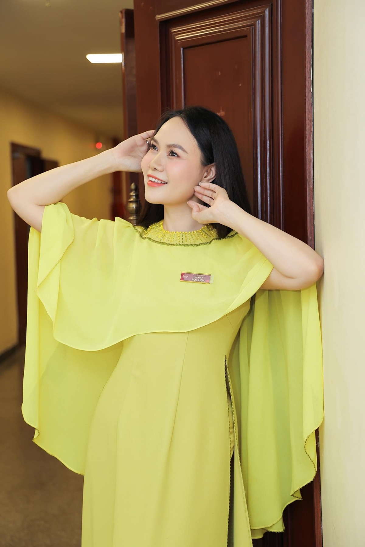 Nhắc đến ca sĩ Mai Hoa, khán giả sẽ nhớ ngay đến những ca khúc nhạc phim nổi tiếng trong phim như: Đất và người, Mùa lá rụng, Đường đời, Chuyện phố phường…Ngoài ra, những ca khúc gắn liền với giọng hát của Mai Hoa được nhiều người yêu mến như: Con thuyền không bến, Bướm hoa, Ngày về, Hà Nội 49, Lá đổ muôn chiều...