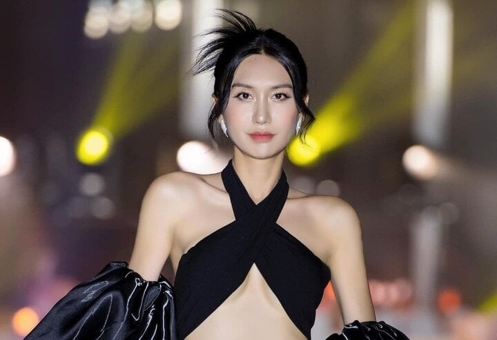 Lynk Lee thừa nhận áp lực khi tham gia "Chị đẹp đạp gió rẽ sóng", tuy nhiên, sự ủng hộ, động viên của bạn trai giúp cô thoải mái hơn. Lynk Lee xác nhận có bạn trai thông qua chương trình Người ấy là ai vào tháng 6. Khi đó, ca sĩ chia sẻ bạn trai không hoạt động trong lĩnh vực giải trí và cũng không phải doanh nhân. Họ đến với nhau vì tình yêu, sự thấu hiểu, đồng cảm. (Theo: VTC News)