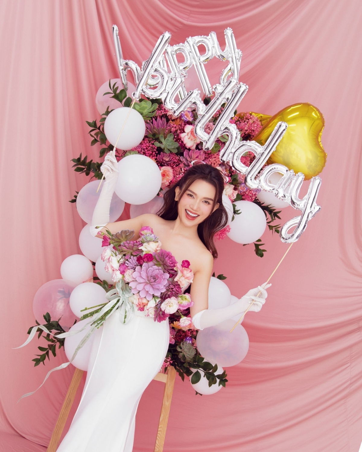 Khi được hỏi bản thân còn thiếu điều gì ở tuổi 37, Sĩ Thanh nói cô cảm thấy đủ với những điều mình tạo dựng được. "Điều duy nhất tôi cảm thấy thiếu lúc này chính là một tấm chồng thôi", người đẹp chia sẻ. (Theo: Dân Trí)