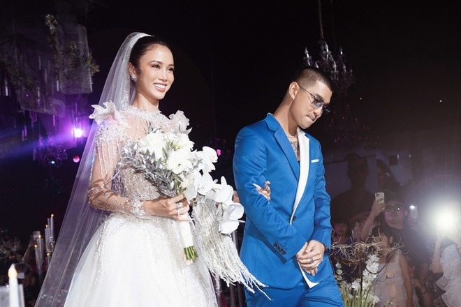 Đám cưới của Cường Seven - Vũ Ngọc Anh đã diễn ra vào tối 28/7 tại Hà Nội. Cặp đôi chính thức về chung một nhà sau 7 năm hẹn hò. Cả hai được nhận xét là cặp đôi trai tài, gái sắc trong showbiz Việt. Tình yêu của họ cũng được gia đình hai bên ủng hộ.