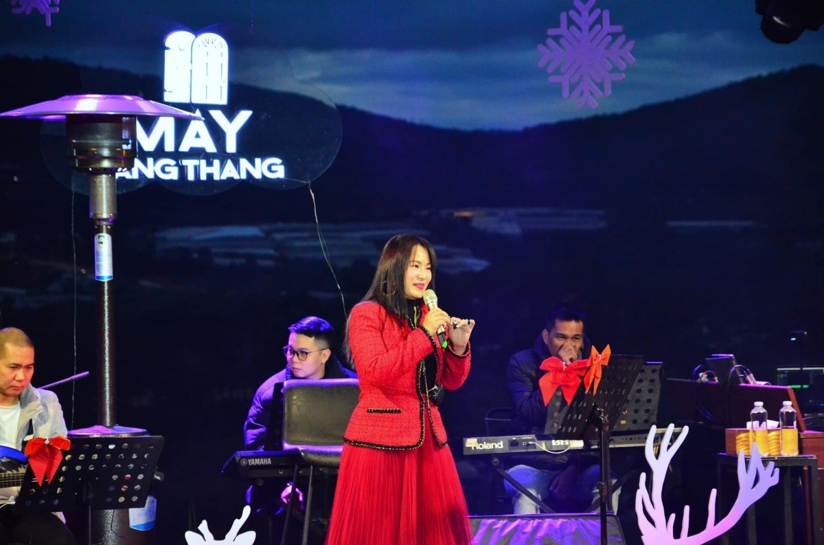 Ca sĩ Lương Bích Hữu khoe vóc dáng mũm mĩm trong đêm nhạc mới nhất. Nữ ca sĩ hứa hẹn sẽ giảm cân trong thời gian tới: "Hữu luôn cố gắng từng ngày để hoàn thiện mình hơn, hy vọng sẽ mang lại sự hài lòng của những người đã luôn bên cạnh và yêu thương mình. Bật mí là Hữu cũng đang tập thể thao chăm chỉ để giảm cân". (Theo: VTC News)