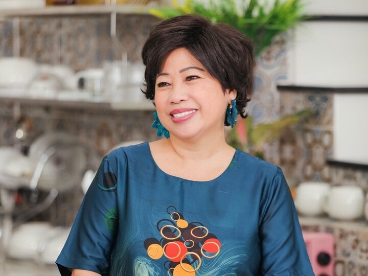 Nghệ sĩ Phi Phụng thường xuất hiện trên sân khấu cải lương, trên màn ảnh nhỏ với những vai diễn phụ đầy hài hước. Dù thuộc lứa nghệ sĩ thế hệ 5X nhưng Phi Phụng được không ít khán giả trẻ yêu mến qua những sitcom: Cái bóng bên chồng, Tiệm bánh hoàng tử bé, Gia đình là số 1... Chia sẻ trong podcast Chuyện đời chuyện nghề, nữ nghệ sĩ cho hay bà không chạnh lòng khi được gọi là "Nữ hoàng vai phụ": "Tôi không chạnh lòng vì nhiều khi mình làm vai phụ mà nổi hơn vai chính nữa. Khi làm vở kịch Tệ hơn vợ thằng Đậu, Hoài Linh từng nói với tôi: Em ái mộ chị. (Nguồn: VietNamNet)