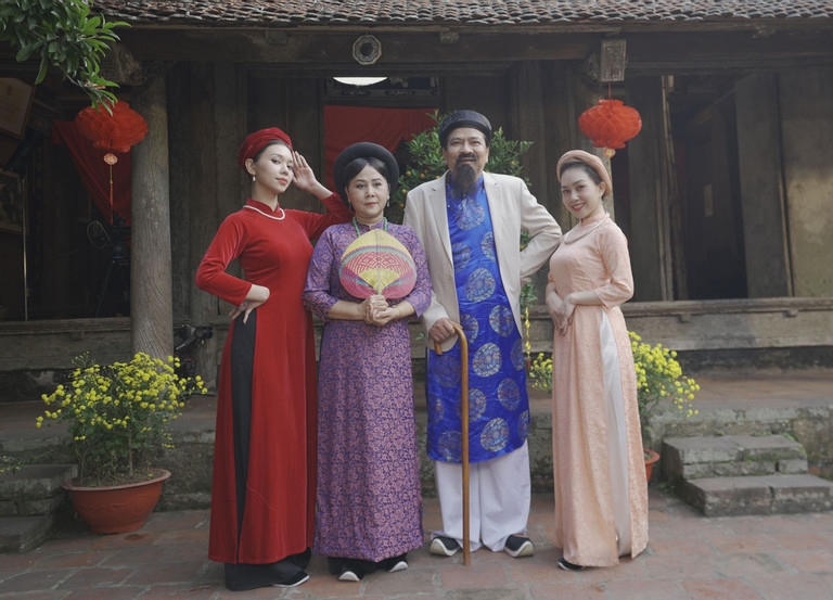 Đạo diễn Nguyễn Love cho biết vừa kết hợp với Truyền hình Quốc phòng Việt Nam hoàn thành phim hài Tết Mâm cỗ tất niên.  Vào vai ông cụ Hàn trong phim, NSND Quốc Anh rất đau đầu mỗi lần phân xử sự cạnh tranh của 3 người vợ. Mâm cỗ tất niên dự kiến phát sóng trên kênh Truyền hình Quốc phòng Việt Nam và các nền tảng số dịp Tết 2024. (Nguồn: VietNamNet)