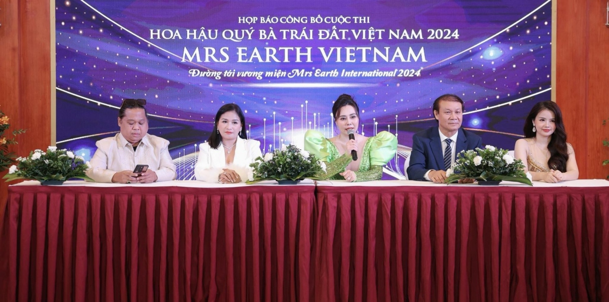 Các thành viên Ban giám khảo và Ban tổ chức thông tin về Hoa hậu Quý bà Trái đất 2024.