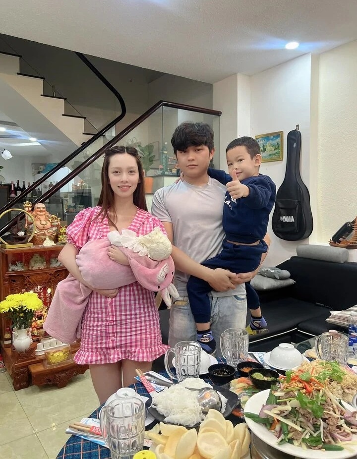 Cả gia đình hạnh phúc trong tiệc đầy tháng con gái. (Ảnh: NVCC)