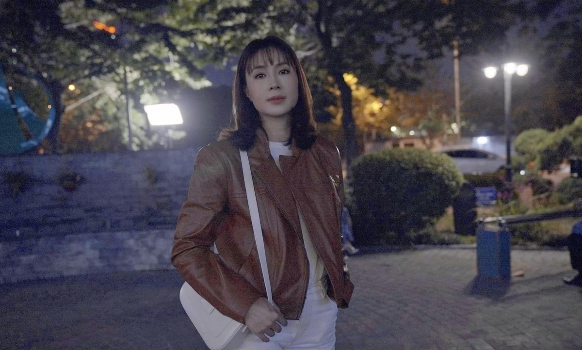 Tròn 1 năm sau khi chia tay vai luật sư Phương trong Hành trình công lý, diễn viên Hồng Diễm trở lại màn ảnh trong dự án mới. Gần đây nữ diễn viên Hướng dương ngược nắng bắt đầu hé lộ một số hình ảnh vai diễn mới của cô nhưng giữ kín về nhân vật đảm nhiệm lẫn tên bộ phim cô góp mặt. Tạo hình vai diễn mới khá trẻ trung và sành điệu, được cho là vai diễn có vẻ ngoài cuốn hút nhất của Hồng Diễm từ trước đến nay. Cô xác nhận việc đang vào dự án phim mới nhưng không chia sẻ gì thêm để đảm bảo sự bất ngờ. (Theo: Vietnamnet)