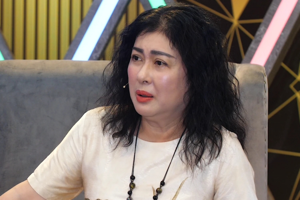 Mới đây, diễn viên Thanh Thủy chia sẻ vai diễn đầu tiên cô thử sức là một bà lão hơn 80 tuổi trong vở Ngụ ngôn của đạo diễn Lê Hoàng. Nhớ lại kỷ niệm này, nữ nghệ sĩ chia sẻ: “Khi ấy tôi diễn ở sân khấu thể nghiệm. Chỉ có một tấm ván với hai cây cột dựng lên là diễn thôi. Chúng tôi diễn giữa sân khấu và khán giả đứng xung quanh”.
Dù khi ấy còn trẻ nhưng Thanh Thủy thường xuyên phải vào vai bà già. Nữ khách mời kể không hề cảm thấy buồn vì đơn giản có vai diễn đã là hạnh phúc. “Được diễn là mừng rồi, làm quần chúng cũng mừng luôn. Chứ không thôi là mình phải chạy đèn hoặc là đúp vai”, Thanh Thủy bộc bạch. Đồng thời nữ nghệ sĩ cho biết trong tất cả các vai diễn cô đảm nhận, không có vai nào giống tính cách thật của mình ngoài đời. (Nguồn: Thanh niên)