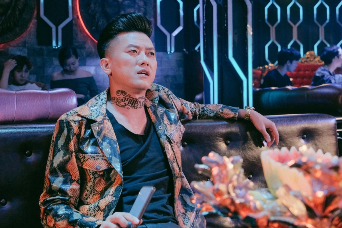 Vừa chào đón con thứ 2, diễn viên Quách Ngọc Tuyên gây chú ý khi góp mặt trong phim điện ảnh "Lật mặt 7" của đạo diễn Lý Hải. Nam diễn viên cho biết đây chính là may mắn lớn của anh. Nam diễn viên chia sẻ: "Mọi thứ sắp xếp ổn thỏa hay không là do mình. Tôi vẫn ổn khi vừa làm việc vừa chăm sóc gia đình. Mỗi ngày, tôi chỉ ngủ 3-4 tiếng. Vợ chăm con mệt nên ban đêm, tôi sẽ để vợ ngủ. Tôi có thể tự thay tã, cho con uống sữa… hay làm bất cứ việc gì trong quá trình chăm bé. Hôm nào tôi về khuya, sáng phải đi làm sớm, vợ sẽ để tôi ngủ, nạp đủ năng lượng cho hôm sau. Tôi và vợ cùng nhau trông con, thông cảm, thấu hiểu cho nhau và không nề hà bất cứ việc gì". (Nguồn: Dân trí)
