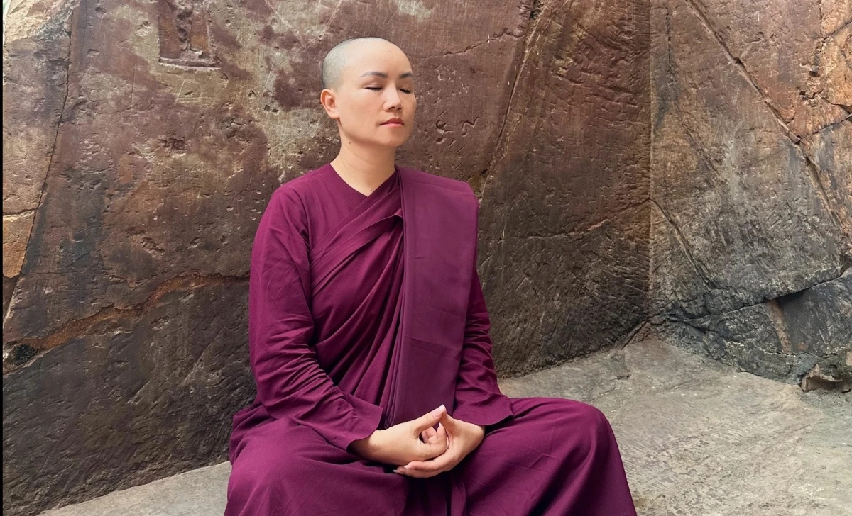 Diễn viên Hoàng Yến cho biết cô khá bất ngờ khi nhận được nhiều sự quan tâm của khán giả về việc xuất gia gieo duyên của mình. Nữ diễn viên cho biết trong 8 ngày tham gia khóa tu, cô không sử dụng mạng xã hội. Sau khi trở về từ Ấn Độ, Hoàng Yến thấy được sự lợi lạc và chuyển tâm trong mình nên muốn chia sẻ với mọi người. "Tại Bồ Đề Đạo Tràng, tôi được trở thành một tu nữ, giữ giới trong 8 ngày. Tôi cảm nhận được niềm hạnh phúc, sự giác ngộ của mình nên muốn chia sẻ chứ không phải hiện tại tôi đang đi tu mà khoe khoang", cô nói. (Nguồn: Thanh niên)