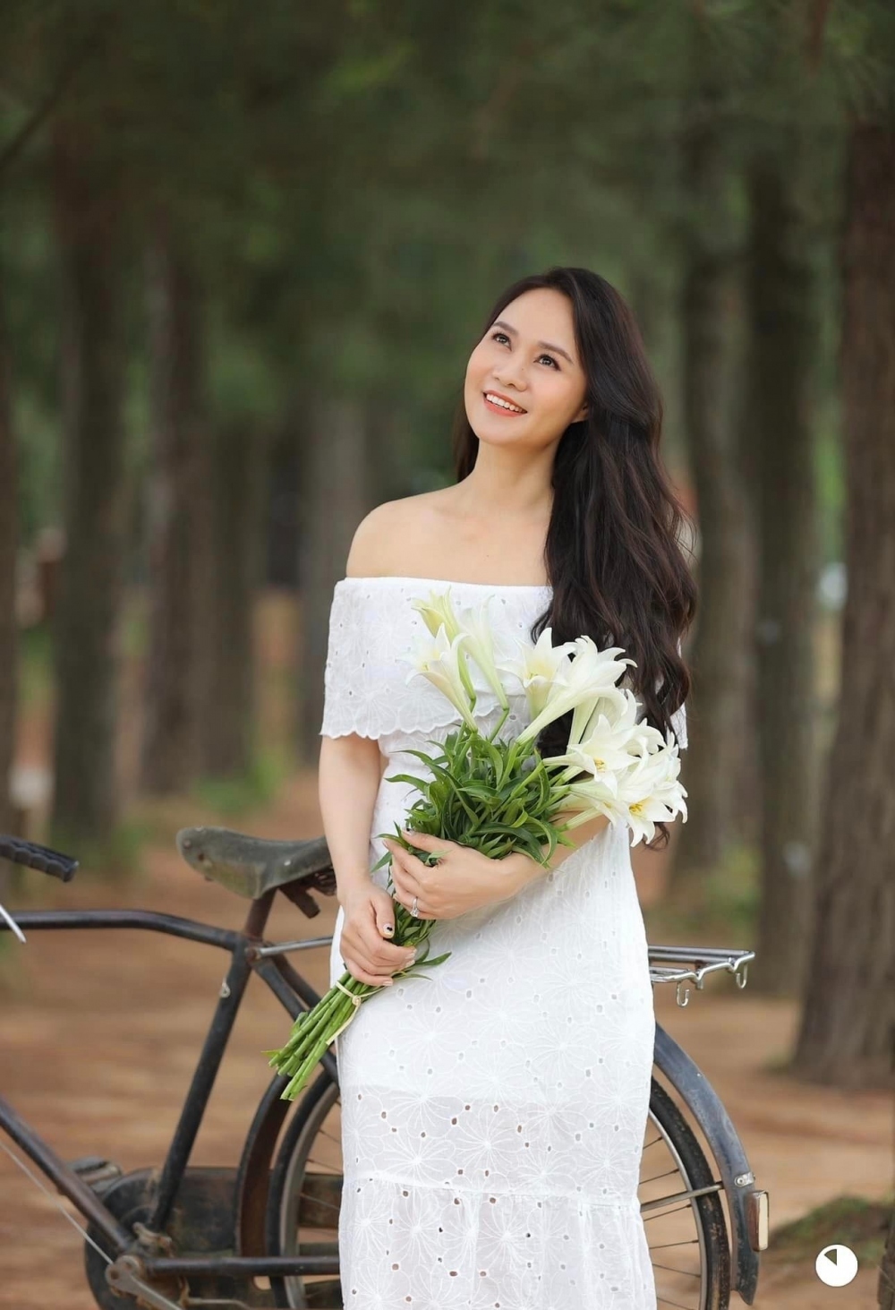 Ngoài vai trò ca sĩ, Mai Hoa cũng được biết đến với vai trò diễn viên. Cô từng đóng vai nữ chính trong phim truyền hình Hương đất năm 2005. Năm 2010, Mai Hoa tham gia bộ phim Bí thư Tỉnh ủy với cả vai trò diễn viên, người sáng tác và thể hiện ca khúc. Ở vai trò nào, cô cũng để lại dấu ấn mạnh mẽ cho khán giả…