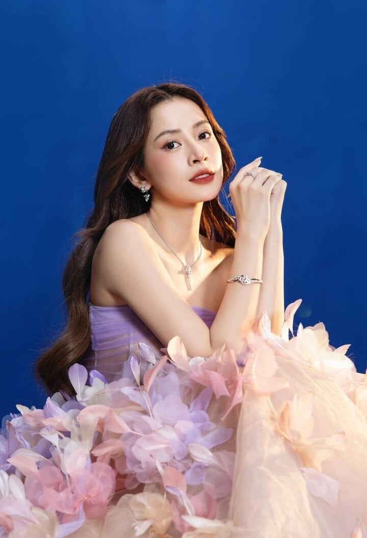 Chi Pu vừa thông báo sẽ góp mặt trong chương trình đón năm mới 2024 của đài Hồ Nam - một trong những đài truyền hình lớn của Trung Quốc. Chương trình sẽ được chiếu trực tiếp trên đài Hồ Nam vào ngày 18h30 (giờ Việt Nam) ngày 31/12. (Theo: VTC News)
