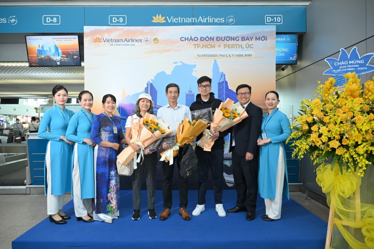 Các hành khách đi chuyến bay VN791 nhận hoa và quà lưu niệm của Vietnam Airlines