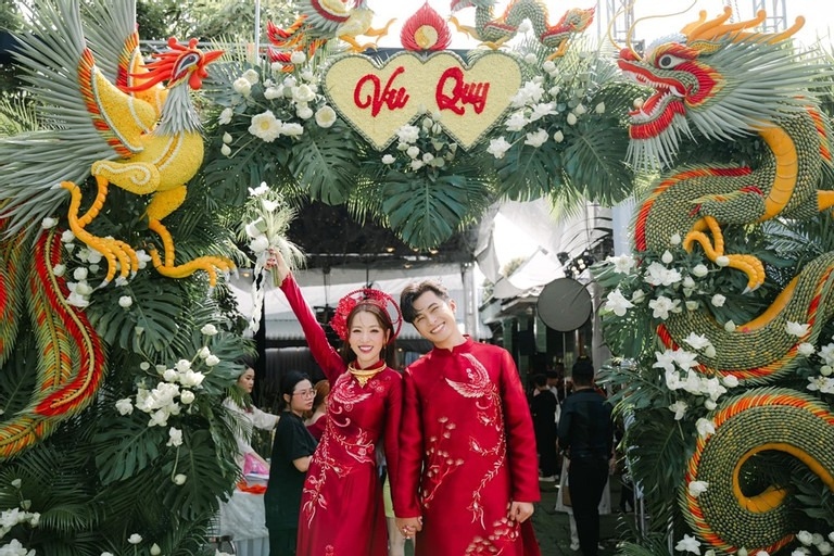 Nói đến những hôn lễ xa xỉ, đắt đỏ nhất năm nay thì chắc chắn không thể kể thiếu hôn lễ của Puka và Gin Tuấn Kiệt khi cặp đôi này đã tổ chức đám cưới tại ba địa điểm khác nhau là Cam Ranh, TP.HCM và Nha Trang. Được biết trong ngày trọng đại, cô dâu nhận được sinh lễ “khủng” từ nhà chồng, gồm 500 triệu tiền mặt, 20 cây vàng, bộ trang sức kim cương 2 tỷ.