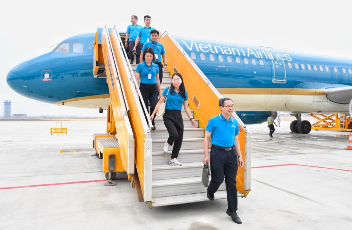 Phi hành đoàn đang xuống máy bay sau khi hạ cánh tại sân bay Điện Biên