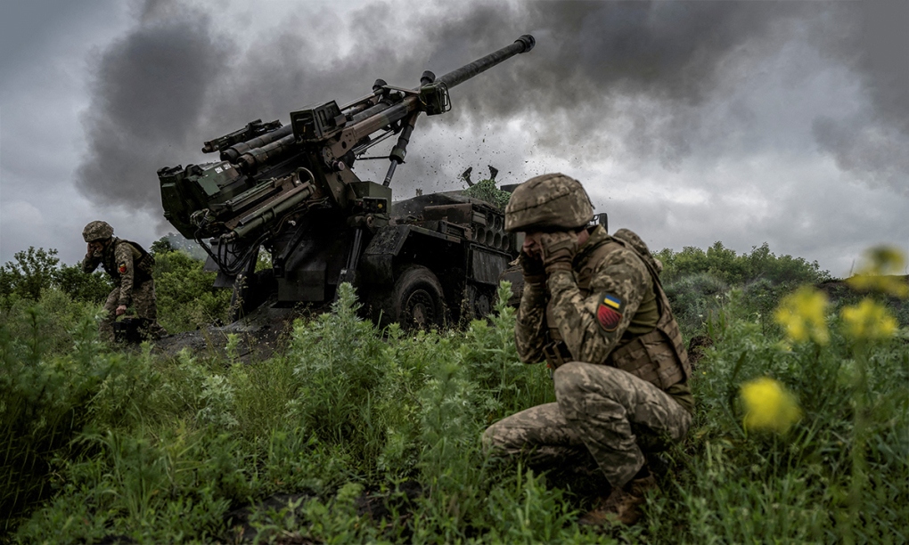 Binh sĩ Ukraine khai hỏa pháo tự hành CAESAR gần thị trấn Avdeevka, tỉnh Donetsk ngày 31/5. Ảnh: Reuters