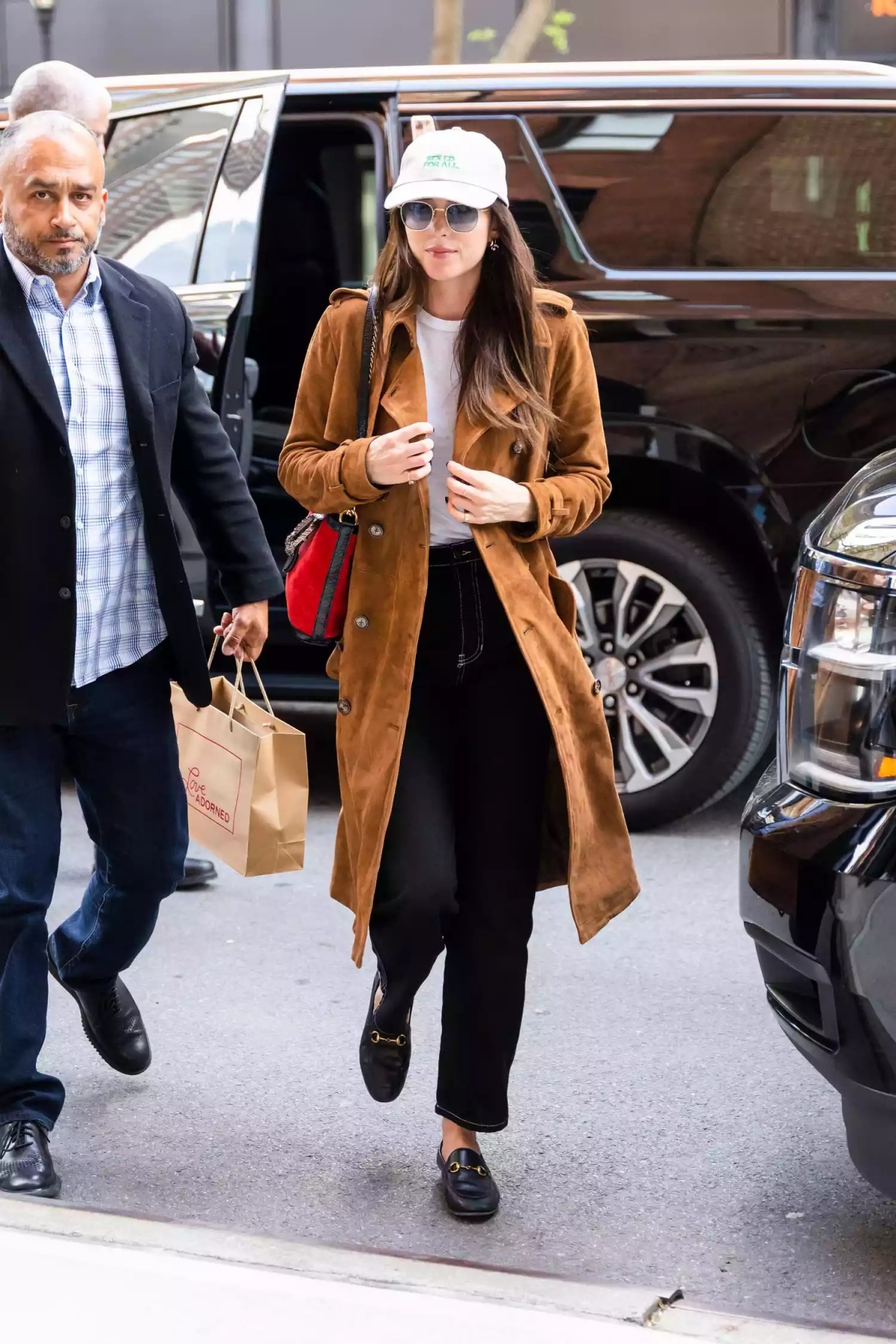 Dakota Johnson cũng thường xuất hiện với vẻ ngoài giản dị như một cách để tạo cảm giác gần gũi với người hâm mộ. Bằng cách mix đồ khéo léo, giao diện của nữ diễn viên chưa bao giờ nhàm chán và tẻ nhạt.