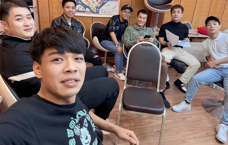 Mới đây, Trung Ruồi đăng ảnh hậu trường buổi tập cùng 6 diễn viên khác và viết: "Đến đoạn ăn cơm nhà đài rồi đây. Tết đến nơi rồi cả nhà mình ạ". Bức ảnh thu hút lượng like lớn cùng nhiều bình luận, phần đông cho rằng các nghệ sĩ đã bắt đầu khởi động cho Táo Quân 2024. Tuy nhiên, sau đó Trung Ruồi bình luận: "Thấy anh em nhà ta phỏng đoán vui quá. Nhưng chưa phải như anh em nghĩ đâu" như ngầm phủ nhận anh và các nghệ sĩ đang tập cho Táo Quân. (Theo: Vietnamnet)