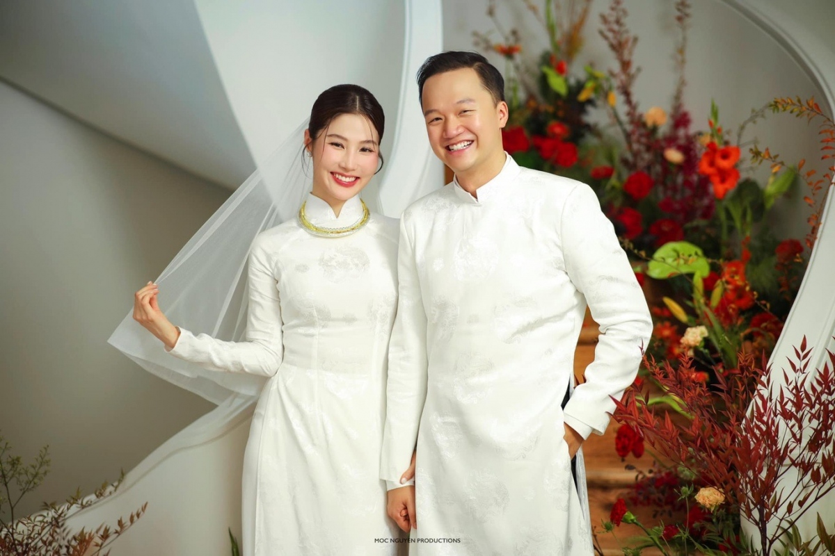 Diễm My 9X cho biết, cô sinh ra trong gia đình không hạnh phúc và từng chứng kiến nhiều cặp đôi đổ vỡ nên bản thân luôn có góc nhìn tiêu cực về hôn nhân: "Trước giờ tôi có cảm giác rất sợ hôn nhân và không có niềm tin về chuyện tình yêu. Tôi chưa bao giờ nghĩ đến ngày mình mặc váy cưới. Gặp được anh Vinh, tôi như cởi bỏ được điều lo lắng trước đây. Ngày mặc áo dài cưới trong lễ gia tiên, tôi thấy lòng mình nhẹ nhàng, thoải mái và không còn chông chênh như xưa. Vinh tạo cho tôi cảm giác rất khác, giúp tôi có niềm tin vào tình yêu và thay đổi những suy nghĩ tiêu cực trước đó", người đẹp bày tỏ. (Theo: Dân Trí)