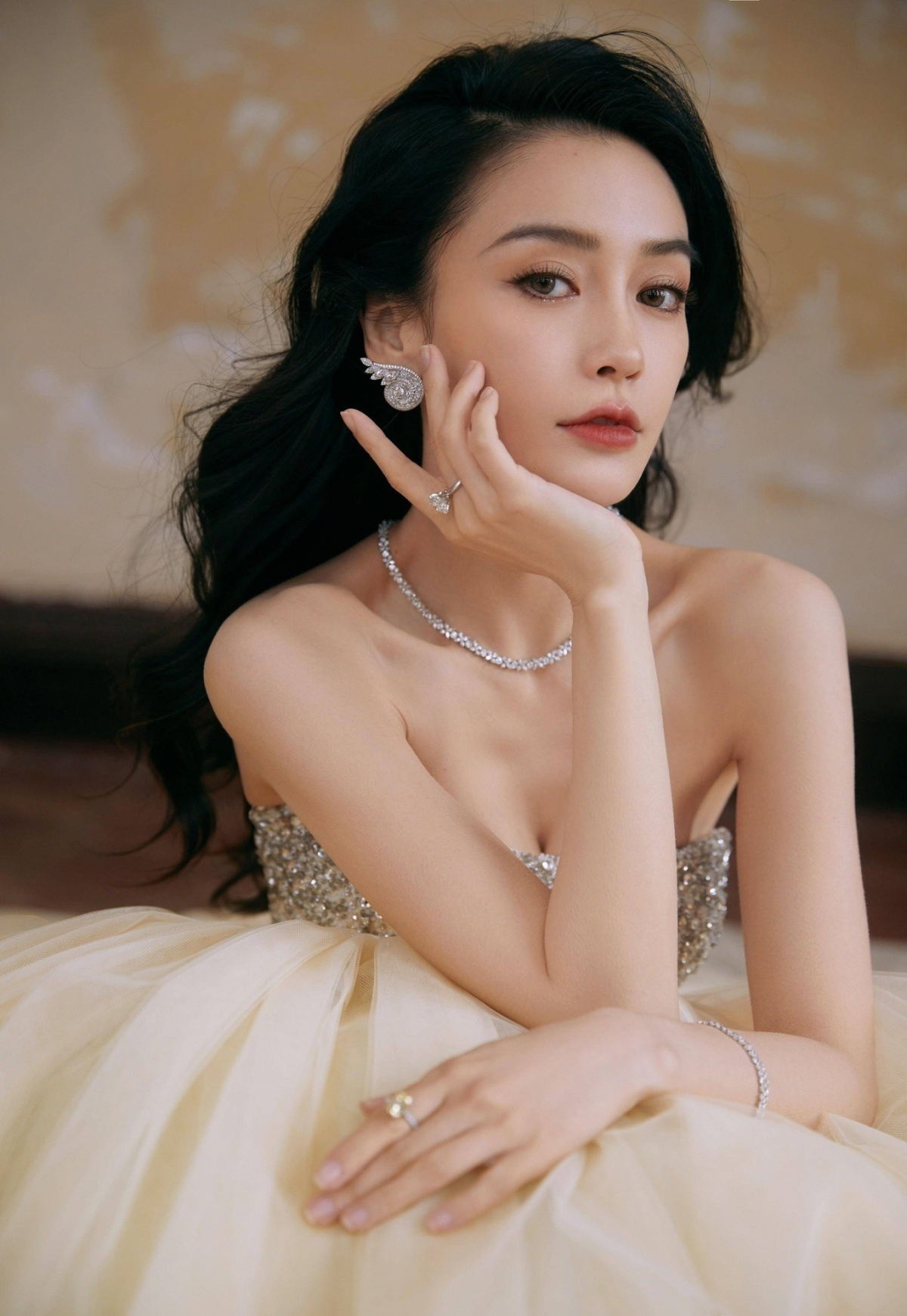 Tờ QQ đưa tin, Angelababy mất sạch hợp đồng liên quan đến show truyền hình Keep Running. Đây là chương trình gắn liền với danh tiếng của nữ diễn viên 10 năm qua. Người tiếp quản vai trò của Angelababy hiện là nữ diễn viên trẻ Bạch Lộc. Tờ 163 nhận định, việc Angelababy bị đối tác lâu năm từ chối cộng tác cho thấy danh tiếng và địa vị lao dốc của Angelababy trong làng giải trí Trung Quốc đang tụt hạng. Nhiều chuyên gia nhận định, với tình hình hiện tại, việc trở lại làng giải trí Hoa ngữ của Angelababy sẽ khó khăn hơn. (Theo: Dân Trí)